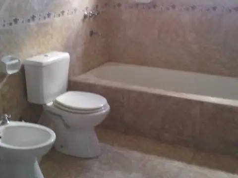 Casa 6 ambientes con 2 baños