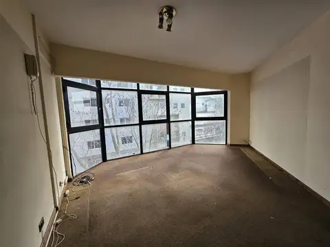 Oficina en excelente ubicación, a metros de Av. Luro