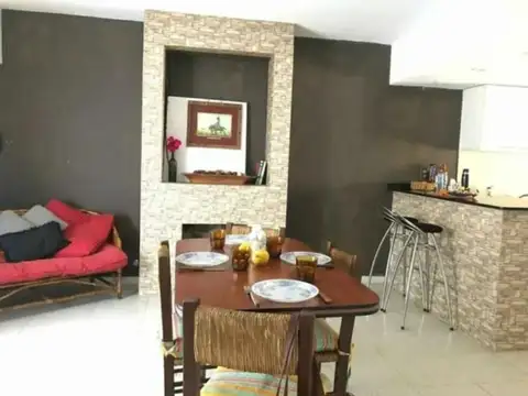 Casa en venta - 2 dormitorios 2 baños - Cochera - 200Mts2 - Berazategui