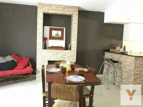 Casa en venta - 2 dormitorios 2 baños - Cochera - 200Mts2 - Berazategui