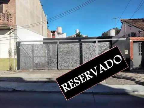 CASA 4 AMB, LOTE 8,66x26, C/PATIOS Y JARDIN/ENTR. AUTO