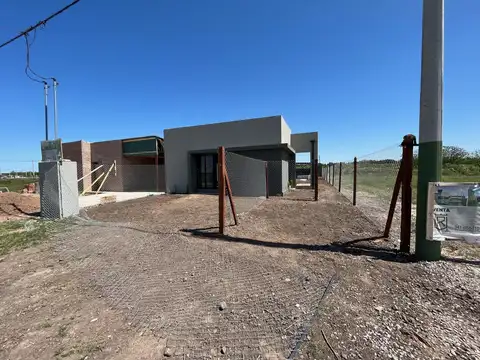 VENTA DE CASA 1 DORMITORIO EN PIÑERO BARRIO LA TOSCANA