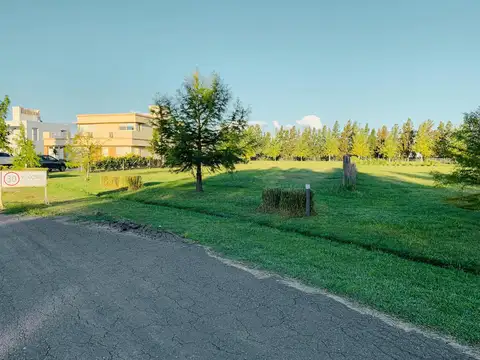 Terreno con dos frentes sobre el Boulevard en Puerto Roldan