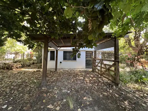 Casa en venta Los Hornos 2 dormitorios Quincho lote 1000 m2