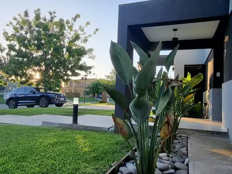 Casa 5 ambientes con 4 baños