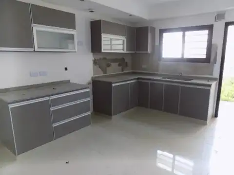 Casa 3 ambientes con 2 baños