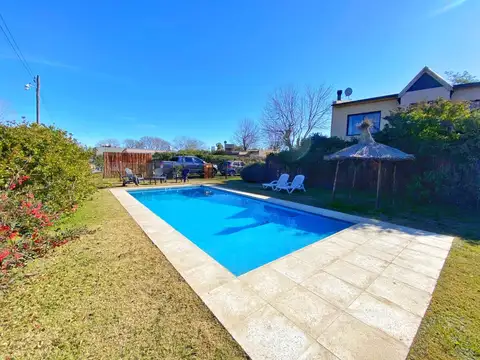 Casa en Alquiler con 2 cocheras