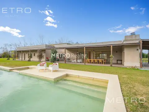 Casa en Venta 5 dormitorios   Cancha de Tenis y Sauna en Loma Escondida