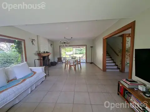 Casa en venta Barrio La Campiña sobre lote central en 2 plantas.