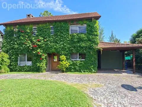 Venta casa en La Campiña sobre lote central en 2 plantas-Gran galería, jardin y pileta y c ochera.