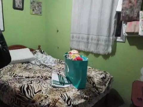 CASA DE 4 AMBIENTES EN VENTA - CASTELAR SUR