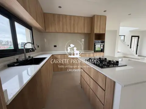 Casa en Venta con 3 cocheras