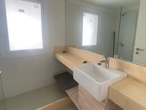 Departamento en Venta en Playa Mansa, USD 390.000