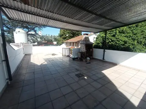 Departamento de 3 ambientes tipo casa, con patio y terraza con quincho y parrilla, en alquiler en Villa Adelina