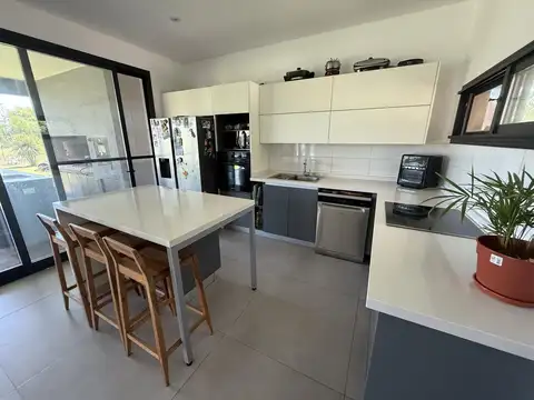 Casa 5 ambientes con 3 baños