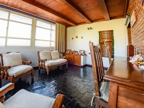 VENTA ! INCREIBLE CASA EN BARRIO AZCUENAGA !