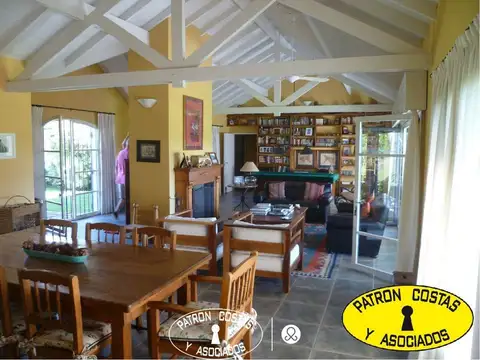 Casa en Venta con 4 cocheras