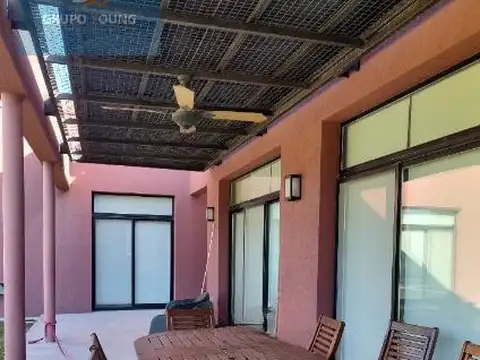 Casa en Alquiler con 2 cocheras