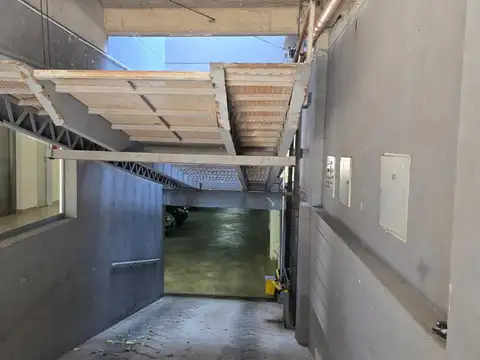 COCHERA CUBIERTA EN PLENO CENTRO DE BANFIELD.