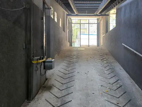 COCHERA CUBIERTA EN PLENO CENTRO DE BANFIELD.