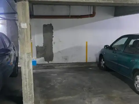 COCHERA CUBIERTA EN PLENO CENTRO DE BANFIELD.