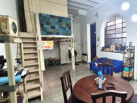 PH..PLANTA BAJA Al CONTRAFRENTE. -DOBLE ALTURA =4m( Living Comedor ).2 DORMITORIOS. RECICLADO HACE 10 AÑOS
