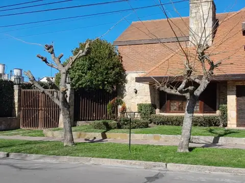 CHALET 5 AMBIENTES DE CATEGORIA FINANCIA!!!