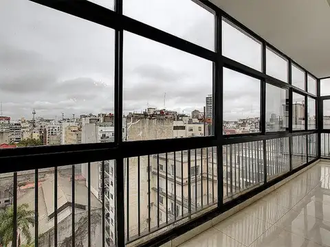 Piso alto de 4 ambientes . Reciclado. Balcón. Vista abierta Cochera espacio.. Seg. 24hs