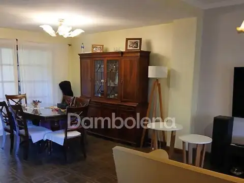 Casa 5 ambientes con 3 baños
