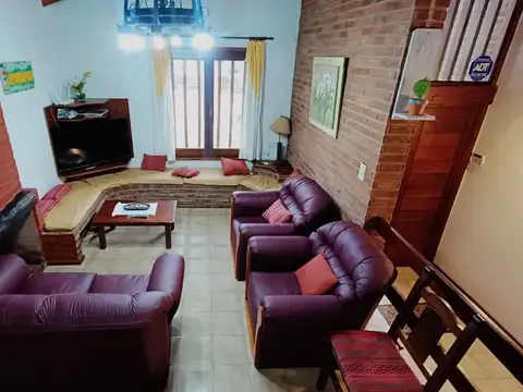 Casa 4 ambientes con 2 baños
