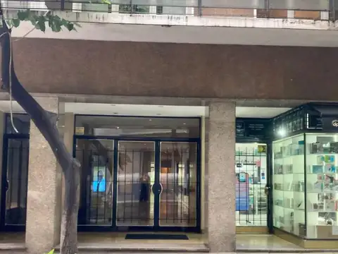Consultorio / Oficina en PB en Recoleta – 3 Ambientes con Cochera y Baulera – Apto Profesional