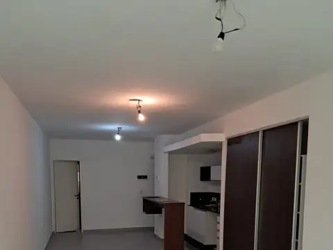 1 AMBIENTE DIVISIBLE CON COCHERA CUBIERTA CHICA.   CATEGORIA CON AMENITIES Y PILETA.