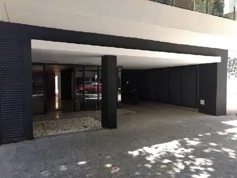 1 AMBIENTE DIVISIBLE CON COCHERA CUBIERTA CHICA.   CATEGORIA CON AMENITIES Y PILETA.
