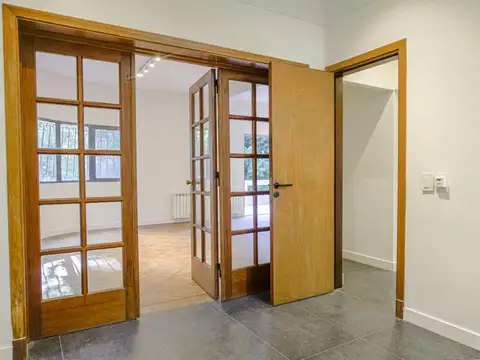 Casa en Alquiler con 2 cocheras