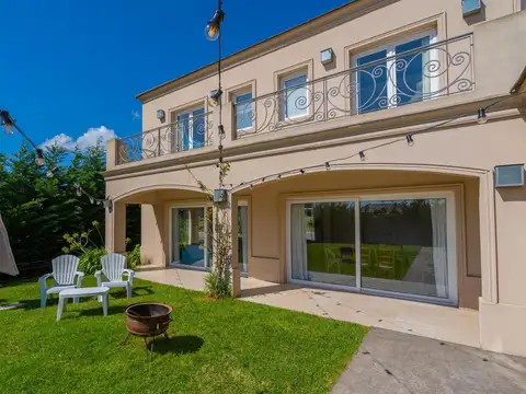 Casa en Alquiler con 2 cocheras