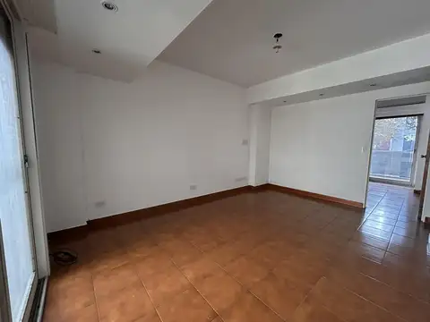 VENTA - Amplio dos ambientes con balcón al frente sobre Av. Corrientes