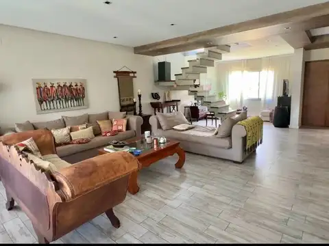 Casa en Alquiler Temporal con 3 cocheras
