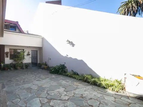 Casa tipo PH en dos plantas, 3 ambientes, cochera, patio. APTO CREDITO. San Andres, San Martin