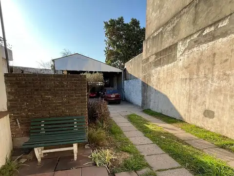 Galpón / Local sobre avenida en Perez.