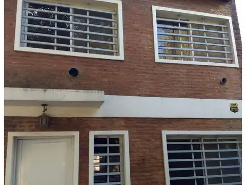 Casa 6 ambientes con 2 baños