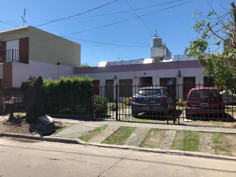 depto tipo casa de dos amb. con pequeño patio. (fte)