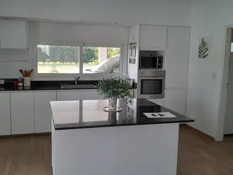 Casa en Alquiler con 2 cocheras