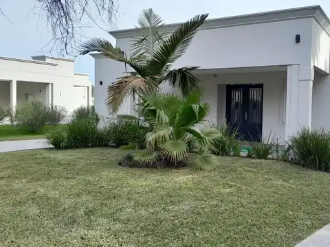 Alquiler anual casa  En Pilar -  A estrenar