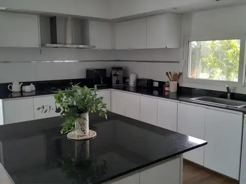 Casa 4 ambientes con 4 baños
