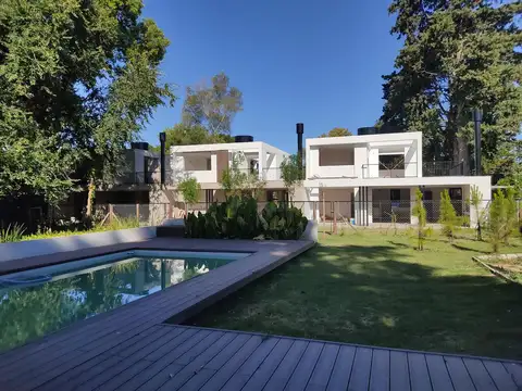 Casa de 2 dormitorios y estudio en Venta en City Bell