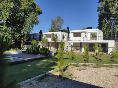 Casa de 2 dormitorios y estudio en Venta en City Bell