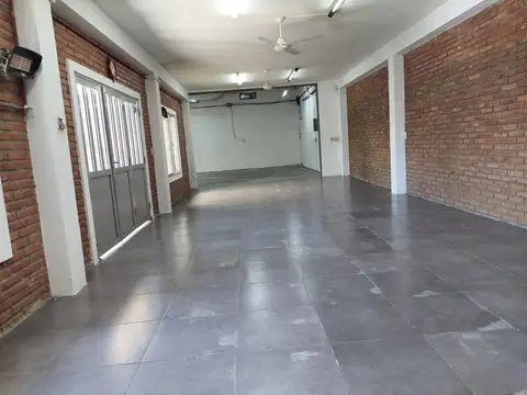  RESERVADO  -  Amplio galpón