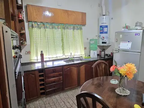 Venta casa 4 ambientes mas departamento cochera terraza Merlo