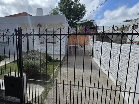 Venta casa 4 ambientes mas departamento cochera terraza Merlo