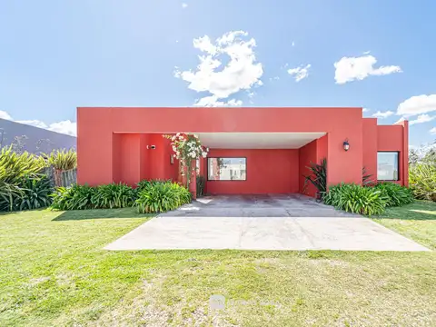 Venta - Casa 4 Ambientes - Parque con Piscina y Galeria con Parrilla - Tierras del Mar